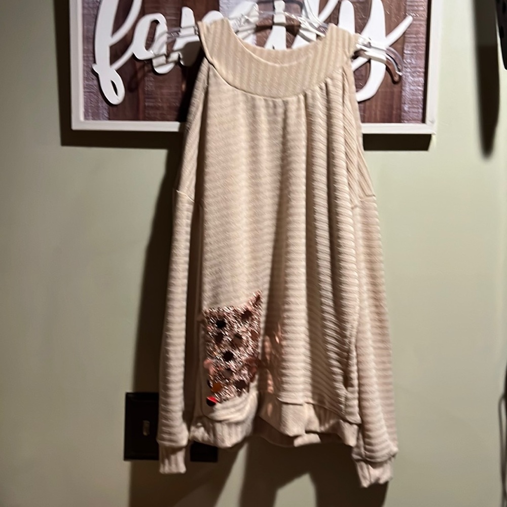 Super cute cold shoulder blouse with added gold pocket.